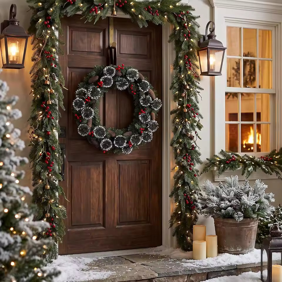 Couronne de Noël en houx artificiel, baies rouges et pommes de pin
