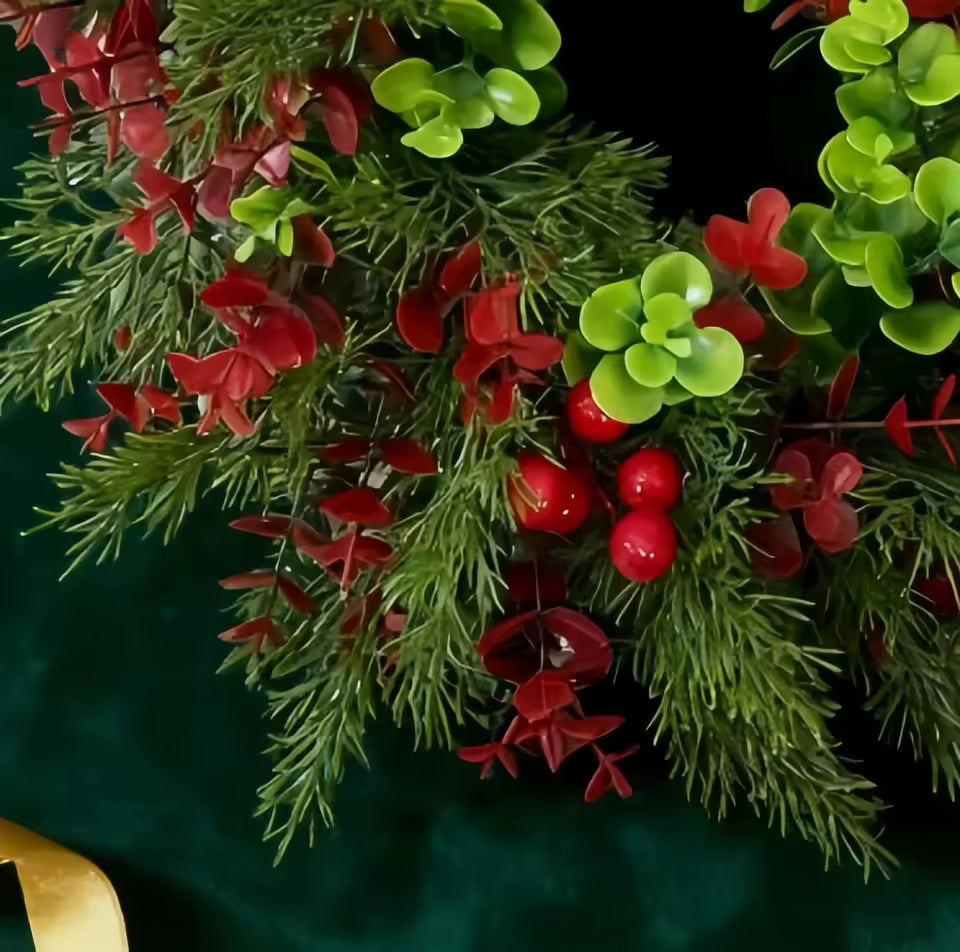 Couronne de Noël 40 cm, feuilles d'eucalyptus et baies rouges