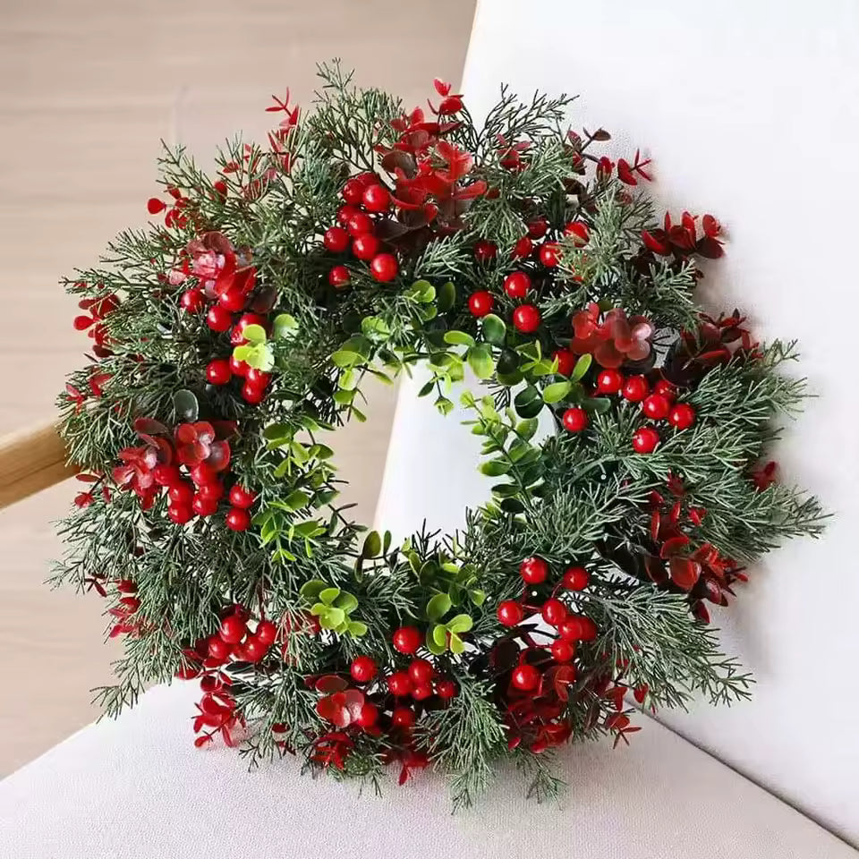 Couronne de Noël 40 cm, feuilles d'eucalyptus et baies rouges
